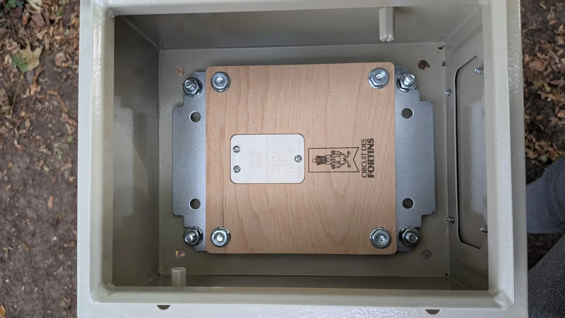 Ajustement de la plaque en bois dans le boîtier