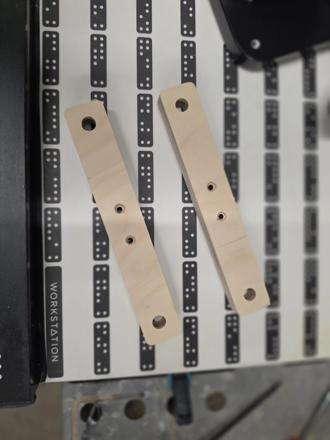 Pièces techniques en bois usinées sur le poste Shaper