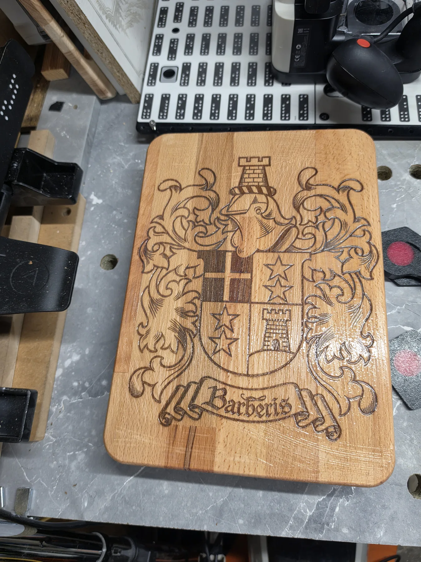 Plaque en bois gravée pour un salon de coiffure