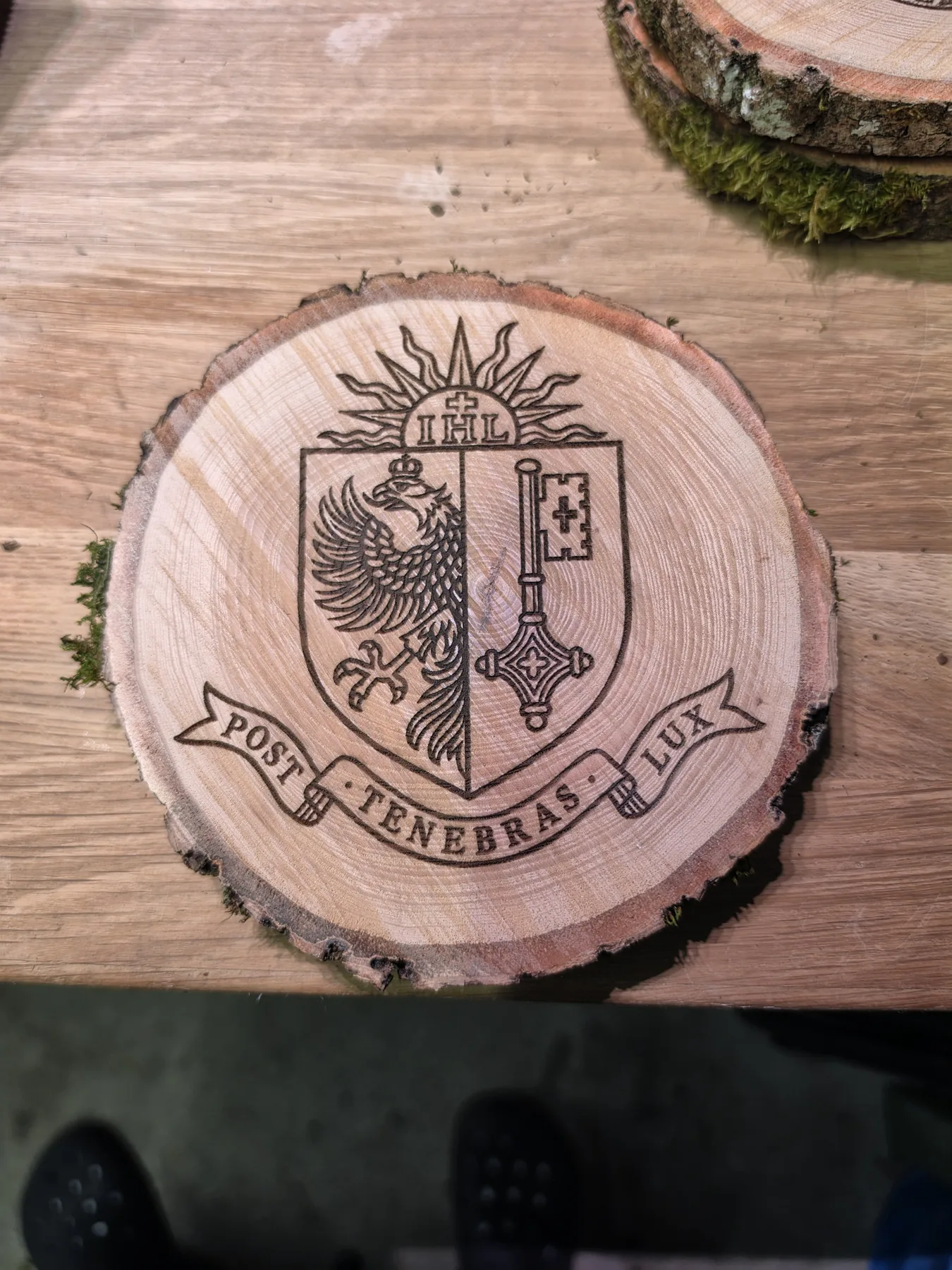 Blason gravé sur un rondin de bois